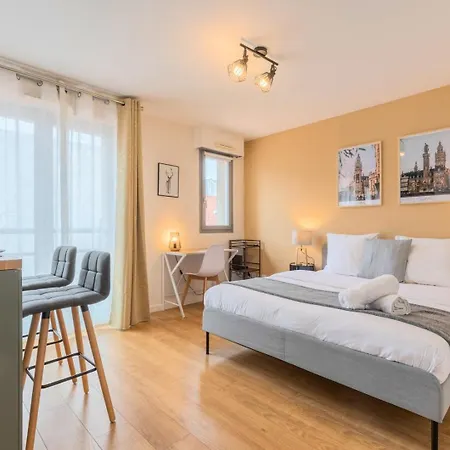 Апартаменты Hypercentre Equipped For 2 People! *