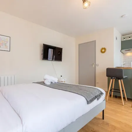 Hypercentre Equipped For 2 People! *