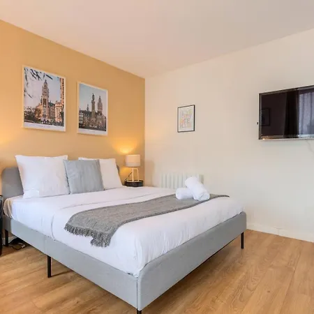 Hypercentre Equipped For 2 People!